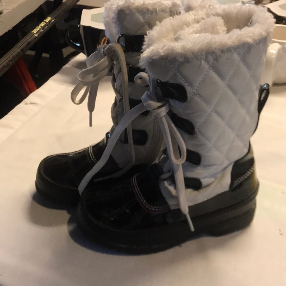 Snow boots